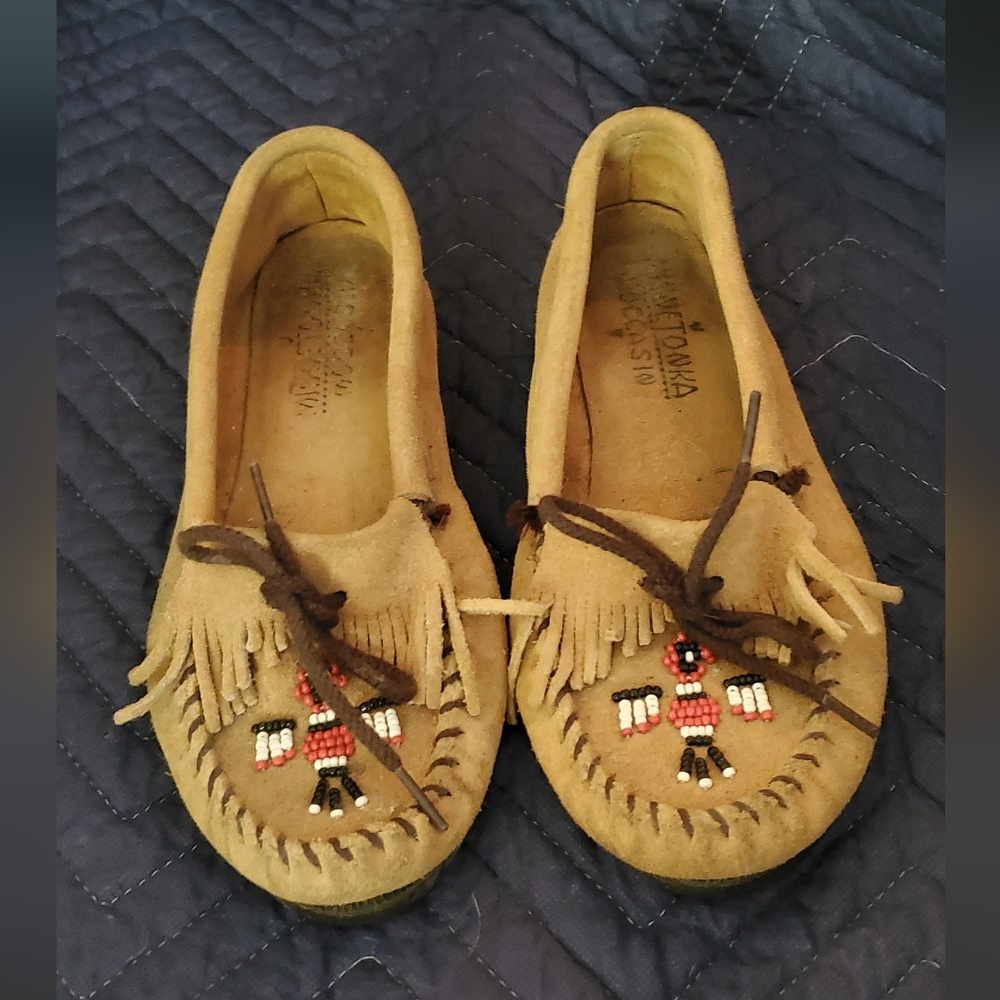 Minnetonka Tan Suede Beaded Fringe Moccasins with Dark Brown Laces